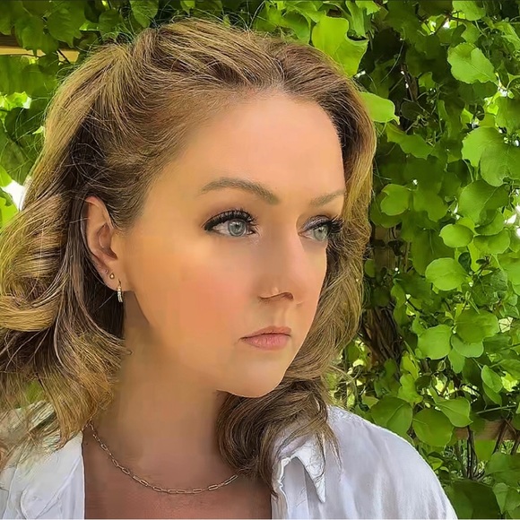 Meet your Posher, Beth - Picture 1 of 1